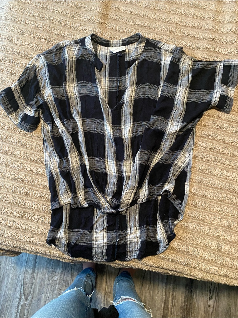 Universal Thread Black and Cream Plaid Short-Sleeve Twist Front Top